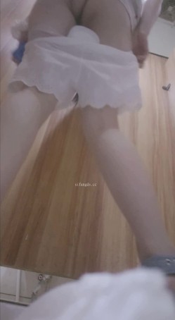 商城女厕偷拍！多位漂亮御姐女神如厕！露出雪白大屁股 裤子还没脱完就喷尿 盗摄过程刺激 截图14