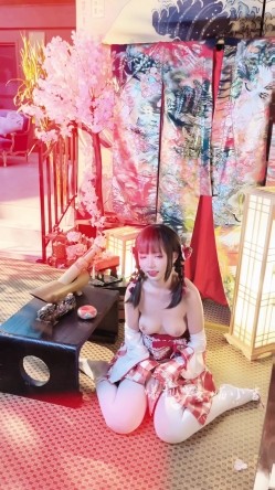 【超美高端 ️罕见露脸露点】极品Cos爆机少女『喵小吉』年终新作《灼灼其华》桃之夭夭 蜜桃美穴 超清4K原档无水印 截图14