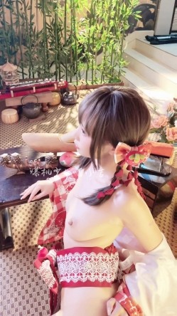 【超美高端 ️罕见露脸露点】极品Cos爆机少女『喵小吉』年终新作《灼灼其华》桃之夭夭 蜜桃美穴 超清4K原档无水印 截图15