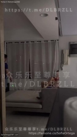 推特欲外人妻绿帽媚黑淫娃「索菲亚」淫人妻之《送外卖的是外卖》女神被胶带绑在沙发上，下体插着大型震动玩具，外卖员进门… 截图6