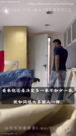推特欲外人妻绿帽媚黑淫娃「索菲亚」淫人妻之《送外卖的是外卖》女神被胶带绑在沙发上，下体插着大型震动玩具，外卖员进门… 截图7