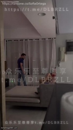 推特欲外人妻绿帽媚黑淫娃「索菲亚」淫人妻之《送外卖的是外卖》女神被胶带绑在沙发上，下体插着大型震动玩具，外卖员进门… 截图9