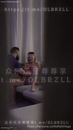 推特欲外人妻绿帽媚黑淫娃「索菲亚」淫人妻之《送外卖的是外卖》女神被胶带绑在沙发上，下体插着大型震动玩具，外卖员进门… 截图10