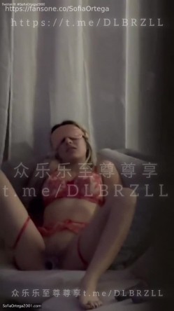推特欲外人妻绿帽媚黑淫娃「索菲亚」淫人妻之《送外卖的是外卖》女神被胶带绑在沙发上，下体插着大型震动玩具，外卖员进门… 截图11