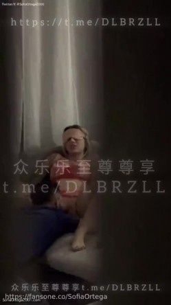 推特欲外人妻绿帽媚黑淫娃「索菲亚」淫人妻之《送外卖的是外卖》女神被胶带绑在沙发上，下体插着大型震动玩具，外卖员进门… 截图15