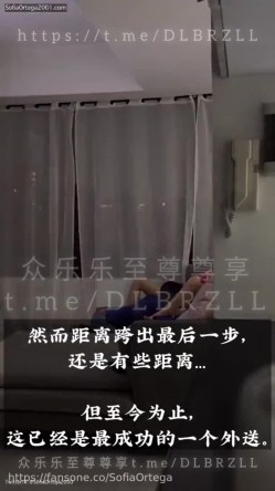 推特欲外人妻绿帽媚黑淫娃「索菲亚」淫人妻之《送外卖的是外卖》女神被胶带绑在沙发上，下体插着大型震动玩具，外卖员进门… 截图16