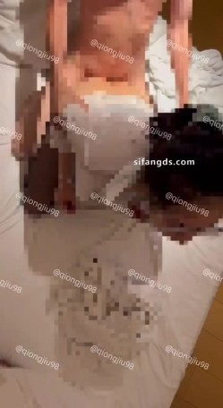 超顶淫妻博主，【琼久】，跟其他单男3P，绿帽男在旁边看别人干自己的老婆，好淫荡的画面 截图1