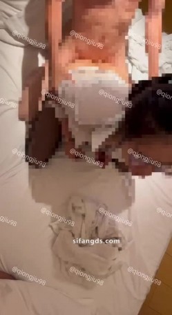 超顶淫妻博主，【琼久】，跟其他单男3P，绿帽男在旁边看别人干自己的老婆，好淫荡的画面 截图2