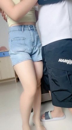 家中见小嫂子骚气十足，忍不住强上，脱掉裤子掏出鸡巴插入骚穴，狂操几下就老实了！ 截图5