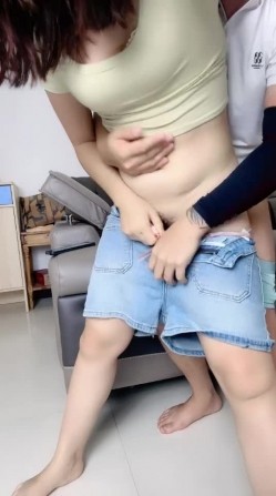 家中见小嫂子骚气十足，忍不住强上，脱掉裤子掏出鸡巴插入骚穴，狂操几下就老实了！ 截图6
