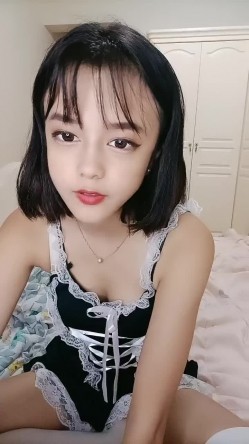超清纯短发卡哇伊萌妹，居家全裸诱惑，毛毛浓密手指扣弄，闺蜜加入一起秀，互相揉捏奶子，翘起屁股掰穴给你看 截图2