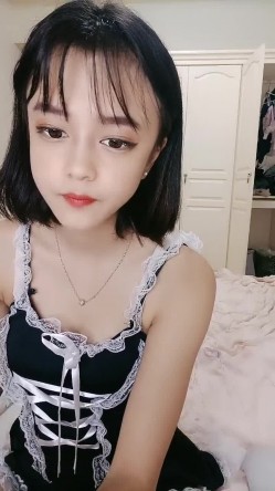 超清纯短发卡哇伊萌妹，居家全裸诱惑，毛毛浓密手指扣弄，闺蜜加入一起秀，互相揉捏奶子，翘起屁股掰穴给你看 截图3