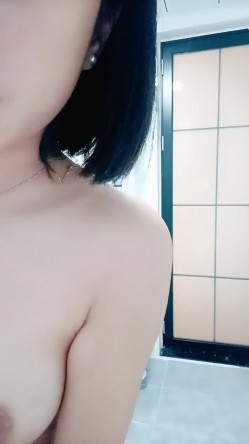 超清纯短发卡哇伊萌妹，居家全裸诱惑，毛毛浓密手指扣弄，闺蜜加入一起秀，互相揉捏奶子，翘起屁股掰穴给你看 截图8