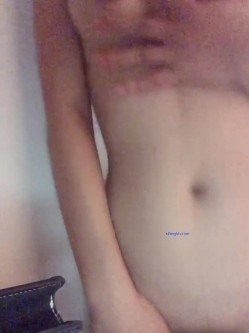 穷人女神富人母狗，颜值气质天花板奶茶【你的阿莓】土豪定制，自抠放尿大姨妈洗澡各种展示极度反差 截图3