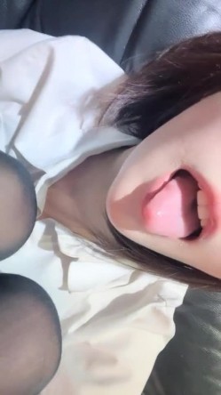 最新下海的无敌清纯短发美少女，这么清纯的脸蛋儿 真实360度无死角 声音巨好听 截图13
