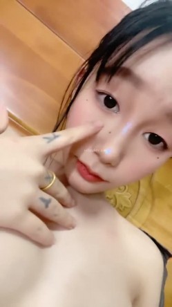 新人！正宗女神！奶子超大~【小萱阿】骚舞~扣穴！撸到脚软！~这对纯天然大车灯，闪瞎了双眼 截图4
