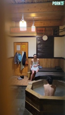 情侣私人温泉旅馆被工作人员暗藏摄像头偷拍传网络,受害女崩溃大哭 截图1
