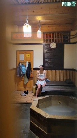 情侣私人温泉旅馆被工作人员暗藏摄像头偷拍传网络,受害女崩溃大哭 截图3