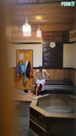 情侣私人温泉旅馆被工作人员暗藏摄像头偷拍传网络,受害女崩溃大哭 截图5