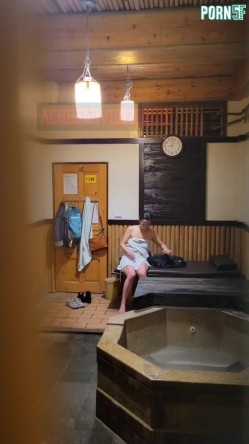 情侣私人温泉旅馆被工作人员暗藏摄像头偷拍传网络,受害女崩溃大哭 截图6
