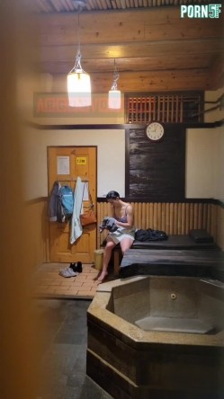 情侣私人温泉旅馆被工作人员暗藏摄像头偷拍传网络,受害女崩溃大哭 截图8