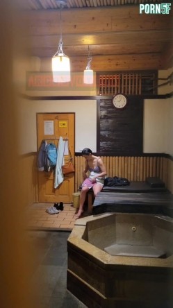 情侣私人温泉旅馆被工作人员暗藏摄像头偷拍传网络,受害女崩溃大哭 截图14