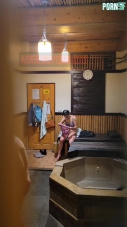 情侣私人温泉旅馆被工作人员暗藏摄像头偷拍传网络,受害女崩溃大哭 截图15