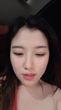 大晚上和帅哥男友到野外车震，用湿巾擦拭尿道口然后打飞机撸硬，卖力深喉女上啪啪后入打桩口爆到嘴里 截图3