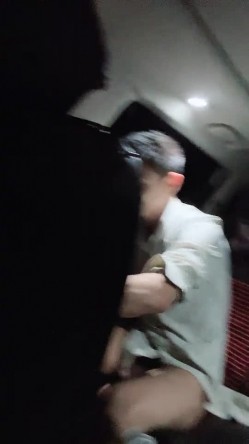 大晚上和帅哥男友到野外车震，用湿巾擦拭尿道口然后打飞机撸硬，卖力深喉女上啪啪后入打桩口爆到嘴里 截图4