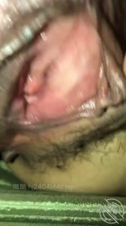 【超顶通奸 ️偷吃】 灌醉发小在旁边操他亲妈《我的大肉妈》滚烫肉棒刺入阿姨 爽到失控淫叫 一顿榨射 截图12