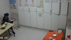 【破解摄像头】养生会所员工更衣室 各种丰满胸部黑丝美腿 截图3