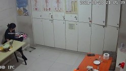 【破解摄像头】养生会所员工更衣室 各种丰满胸部黑丝美腿 截图4