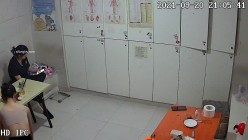 【破解摄像头】养生会所员工更衣室 各种丰满胸部黑丝美腿 截图5