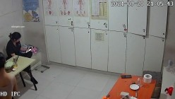 【破解摄像头】养生会所员工更衣室 各种丰满胸部黑丝美腿 截图6