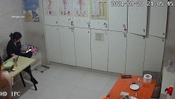 【破解摄像头】养生会所员工更衣室 各种丰满胸部黑丝美腿 截图7