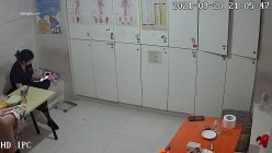 【破解摄像头】养生会所员工更衣室 各种丰满胸部黑丝美腿 截图8