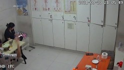 【破解摄像头】养生会所员工更衣室 各种丰满胸部黑丝美腿 截图9