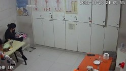 【破解摄像头】养生会所员工更衣室 各种丰满胸部黑丝美腿 截图12
