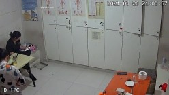 【破解摄像头】养生会所员工更衣室 各种丰满胸部黑丝美腿 截图13