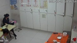 【破解摄像头】养生会所员工更衣室 各种丰满胸部黑丝美腿 截图14