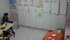 【破解摄像头】养生会所员工更衣室 各种丰满胸部黑丝美腿 截图15