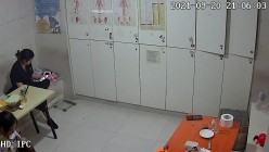 【破解摄像头】养生会所员工更衣室 各种丰满胸部黑丝美腿 截图16