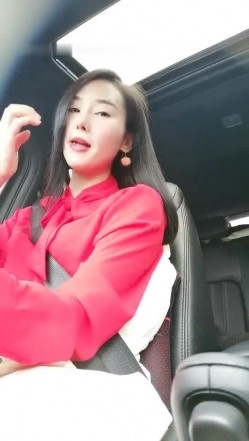 红衣少妇驾车户外野外草地和炮友啪啪 脱掉衣服地上后入骑乘抽插非常诱人 截图1
