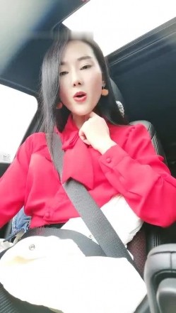 红衣少妇驾车户外野外草地和炮友啪啪 脱掉衣服地上后入骑乘抽插非常诱人 截图3