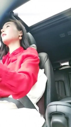 红衣少妇驾车户外野外草地和炮友啪啪 脱掉衣服地上后入骑乘抽插非常诱人 截图4