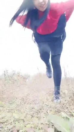 红衣少妇驾车户外野外草地和炮友啪啪 脱掉衣服地上后入骑乘抽插非常诱人 截图6