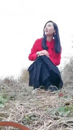红衣少妇驾车户外野外草地和炮友啪啪 脱掉衣服地上后入骑乘抽插非常诱人 截图8