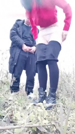 红衣少妇驾车户外野外草地和炮友啪啪 脱掉衣服地上后入骑乘抽插非常诱人 截图9