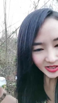 红衣少妇驾车户外野外草地和炮友啪啪 脱掉衣服地上后入骑乘抽插非常诱人 截图14