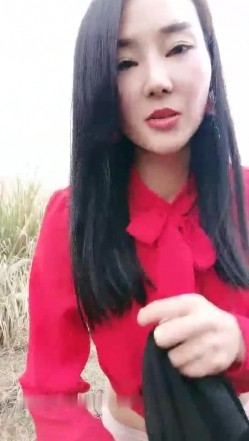 红衣少妇驾车户外野外草地和炮友啪啪 脱掉衣服地上后入骑乘抽插非常诱人 截图16